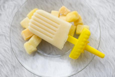 Need an after-school snack to avoid a disaster with your hungry kiddos? These Mango and Pineapple Popsicles are super easy and delicious! 