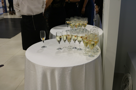 Champagne flutes.png
