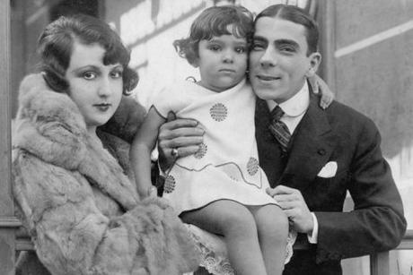 Little Bibi, with her Aida Izquierdo and father Procopio Ferreira (abroadwayeaqui.com.br)