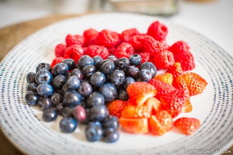 DOUBLE BERRY + CHOCOLATE CREPES! fitness-on-toast-faya-blog-girl-healthy-recipe-food-nutrition-tasty-berry-chocolate-pancake-breakfast-treat-weekend-delicious-natural-healthy-simple-easy-7