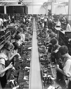 radio-assembly-line-1925