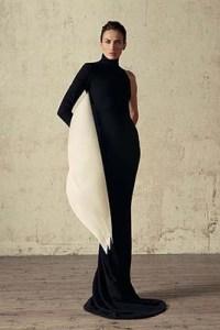 Haute Couture by 
Stéphane Rolland - beautiful play with shapes and a black and white color scheme