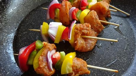 chicken-fajita-kabobs-appetiser-main-course-mexican-skweres-onions-garlic-bell-peppers-oregano-party-food-bake-grill-cook
