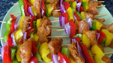chicken-fajita-kabobs-appetiser-main-course-mexican-skweres-onions-garlic-bell-peppers-oregano-party-food-bake-grill-cook