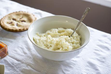 How to throw an easy Friendsgiving hero9