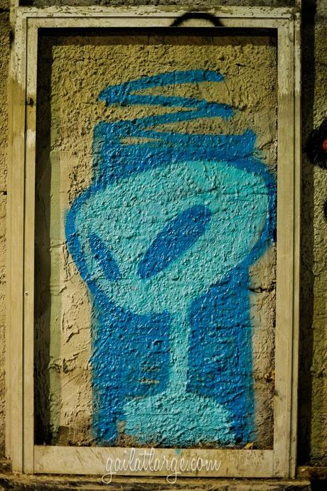 alien street art in Porto, by aiem