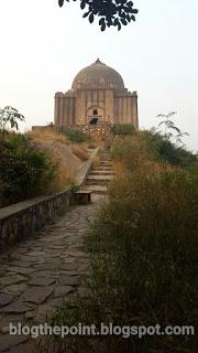 Naive Traveler : Delhi Darshan - Mehrauli