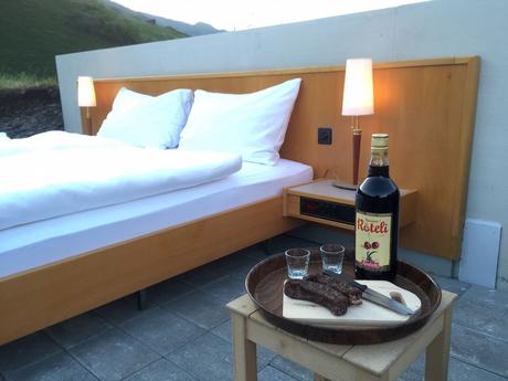 This open air hotel room is located in the middle of the Swiss Alps Null Stern