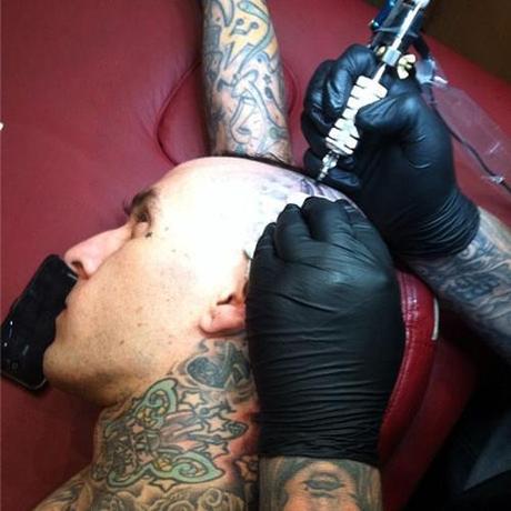 Travis Barker Getting Tattooed Former Blink 182 Drummer Got His New Band Logo Tattooed on Head