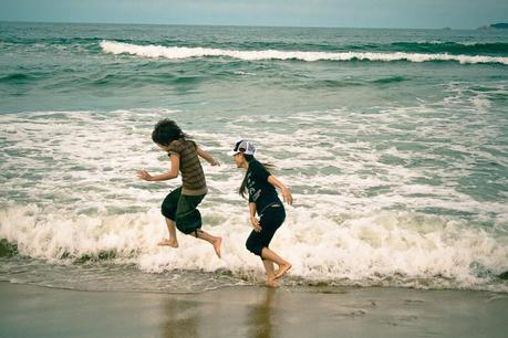 Vn_hoian_beach_two_girls_running_img_8163