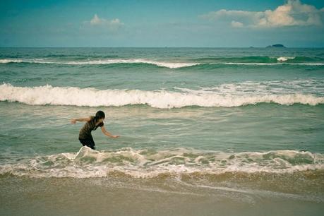 Vn_hoian_beach_girl_playing_with_the_waves_img_8174
