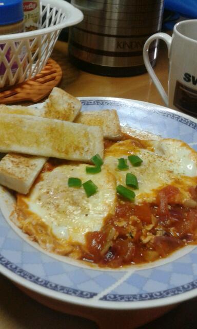 Recipe: Poached Eggs in Tomato Sauce with Garlic Bread