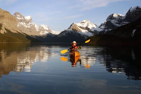 alberta-jasper-person-kayaking-maligne-lake-credit-jasper-tourism