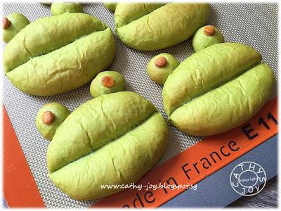 Matcha Azuki Bean Frog Buns