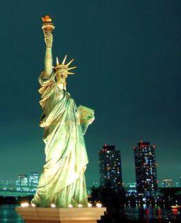 statue-of-liberty-looks-amazing-at-night
