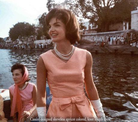 Jackie Kennedy wears a Cassini frock and pearl necklace - India 1962 Jackie Kennedy wears a Cassini frock and pearl necklace - India 1962