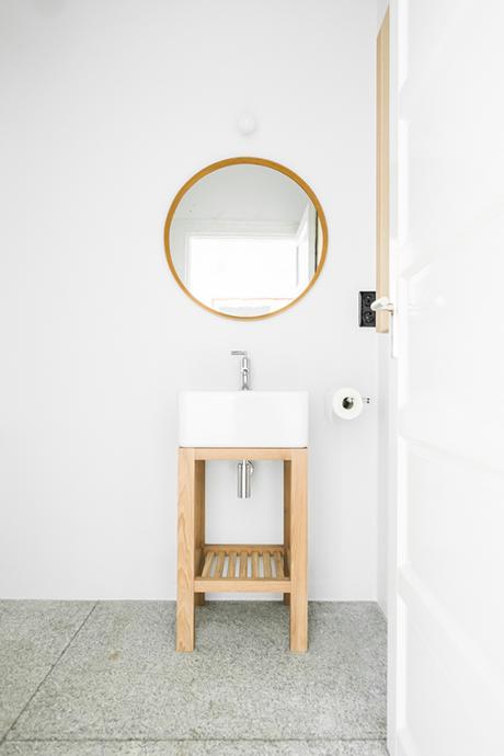 Minimalistic bathrooms with a natural touch Minimalistic bathroom via Loft Kolasiński