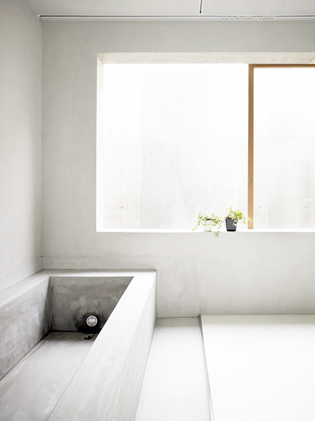 Minimalistic bathrooms with a natural touch Minimalistic bathroom with concrete bathtub by Suppose Design Office