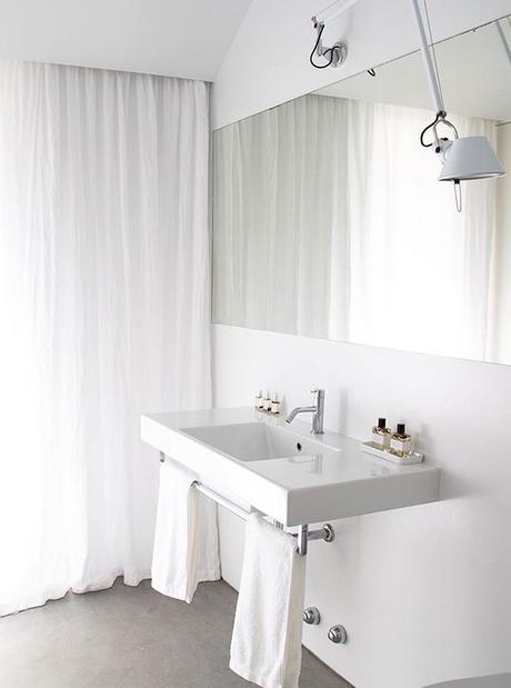 Simple yet gorgeous white bathrooms Simple yet gorgeous white bathrooms