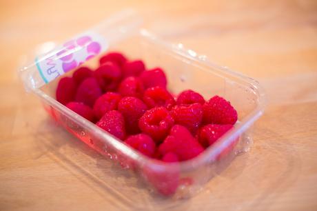 PRAWN & RASPBERRY SPRING SALAD! Fitness On Toast Faya Blog Girl Healthy Workout Meal Post Training Dish Tasty Idea Food Cook Recipes Healthy Diet Lean Protein Prawn Fresh Berries Raspberries Berry World Make Food-8