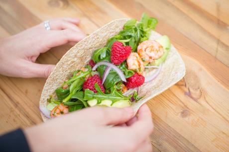 PRAWN & RASPBERRY SPRING SALAD! Fitness On Toast Faya Blog Girl Healthy Workout Meal Post Training Dish Tasty Idea Food Cook Recipes Healthy Diet Lean Protein Prawn Fresh Berries Raspberries Berry World Make Food-3