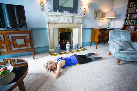 5 POST-RUN STRETCHES! Fitness On Toast Faya Blog Girl Healthy Workout Saucony Stretches Stretching Warm Down Shoes-15
