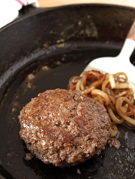 Gorgonzola and Mozzarella Cheese Stuffed Burger Gorgonzola and Mozzarella Cheese Stuffed Burger