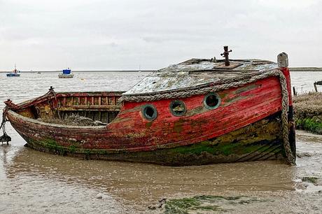 beached-boat-fishing-wreck-red beached-boat-fishing-wreck-red