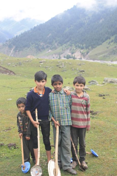 DAILY PHOTO: Wheel-on-a-Stick Kids, Kashmir