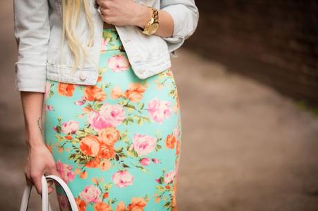 Looking for ways to incorporate florals into your spring wardrobe? Try these different tips! 