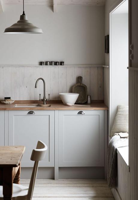 Gray kitchens with oak details Gray kitchens with oak details | Howdens Joinery Co.