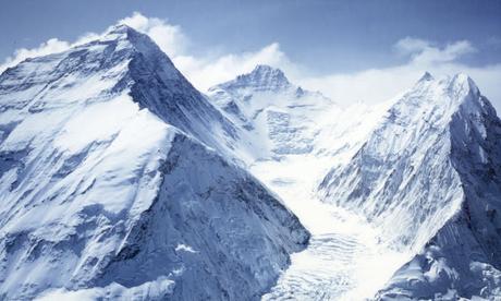 Climbing Mount Everest ~ SA climber tries to evade paying the license fees !!