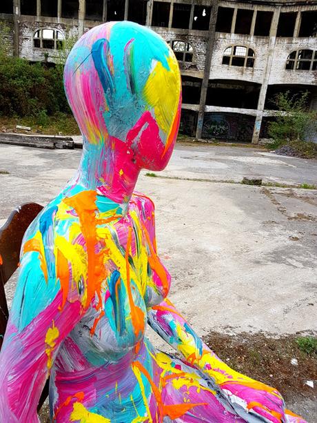 Peinture Abstraite Colorée sur Mannequin - Ben Heine Art