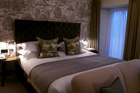 Bedroom at Kings Head, Cirencester