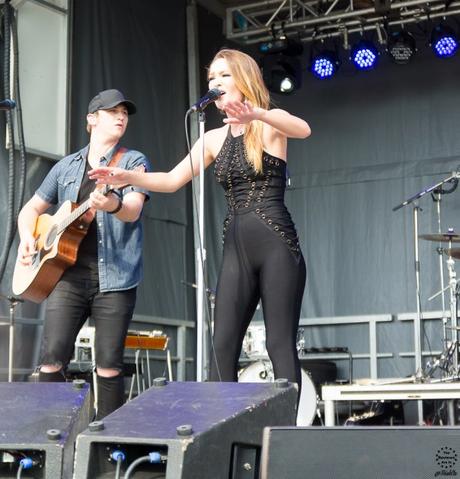 Kira Isabella and JoJo Mason at Mohawk Racetrack Kira Isabella and JoJo Mason at Mohawk Racetrack
