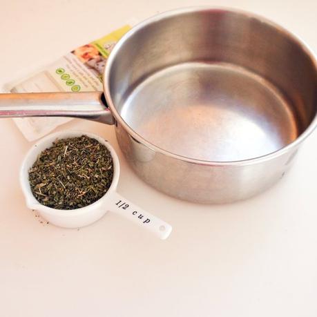 Here’s A “Scent-sational” DIY All-Natural Bug Spray To Keep Those Pesky Mosquitoes Away! Here’s A “Scent-sational” DIY All-Natural Bug Spray To Keep Those Pesky Mosquitoes Away!
