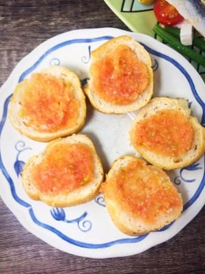 Recipe: pa amb tomàquet (tomato bread)