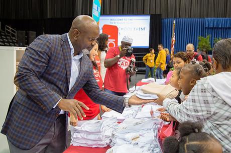 Oh So Charitable: Emmitt Smith and JCPenney Donate 3000 Uniforms to Dallas ISD Students PESC Back to School Event 2017