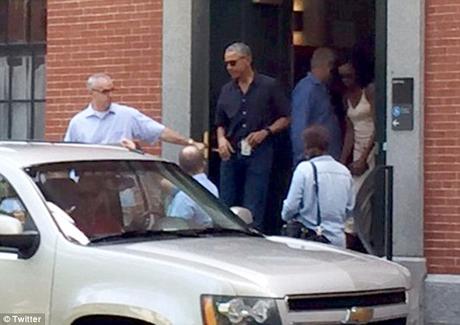 Pics: Malia Obama Moves In At Harvard University With Help From Parents Barack and Michelle Obama