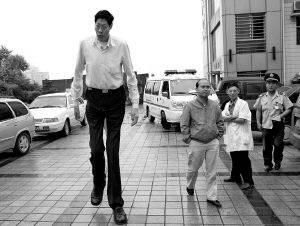 dreams - tourists - very tall chinese