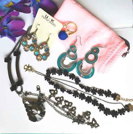 The kitty's Trinkets Jewelry Subscription Box: Unboxing and Review