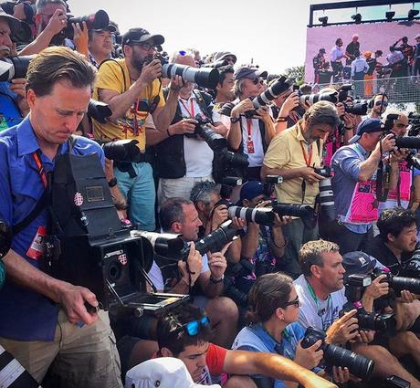 Photographer Shoots Formula 1 With 104-Year-Old Camera, And Here’s The Result!