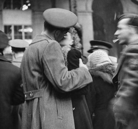 Alfred-Eisenstaedt--Penn-Station,-April-NYC-1943 Alfred-Eisenstaedt--Penn-Station,-April-NYC-1943