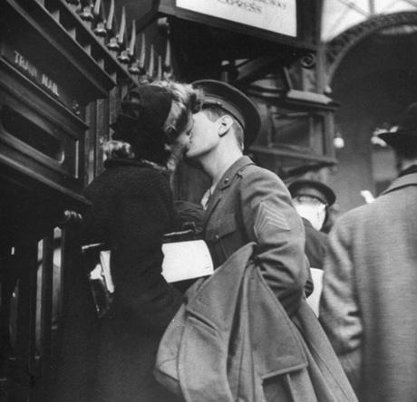 Alfred-Eisenstaedt--Penn-Station,-April-NYC-1943 Alfred-Eisenstaedt--Penn-Station,-April-NYC-1943