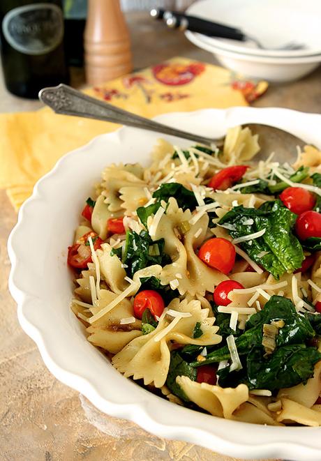 Pasta with Fresh Spinach, Tomatoes and Roasted Garlic