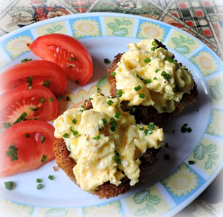 Scrambled Eggs in Toasty Cups