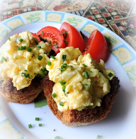 Scrambled Eggs in Toasty Cups