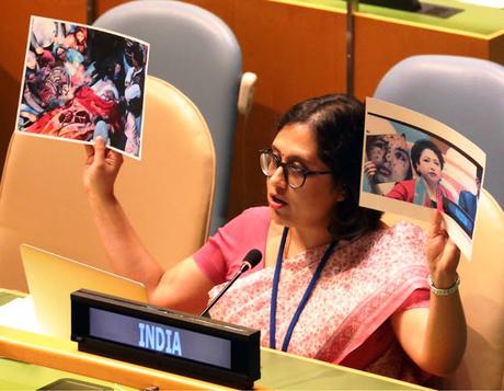 Pak fake picture ~ India shows real image at UN General Assembly