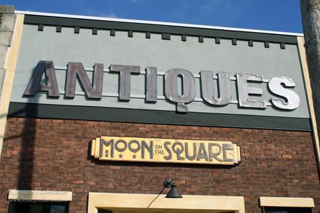 Kirklin, Indiana: Moon on the Square Antiques