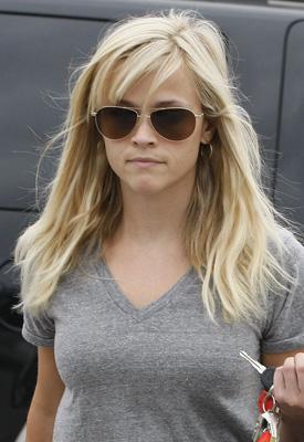 Reese Witherspoon wears aviators to balance her heart shaped face mn stylist fashion trends